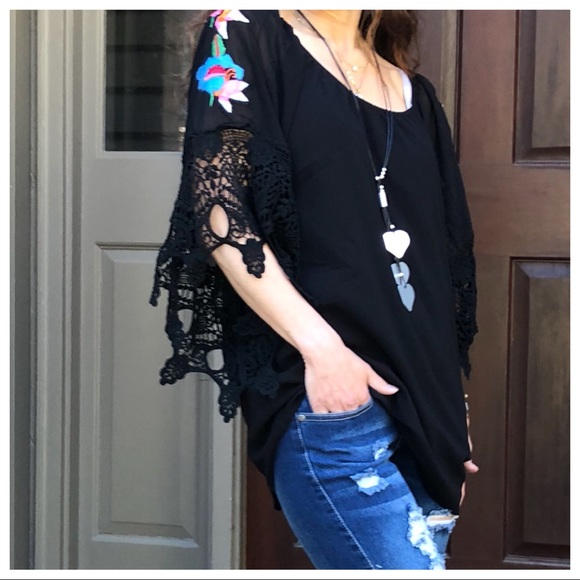 Tops - ✨LAST ONE ✨Black crochet floral trim sleeves top